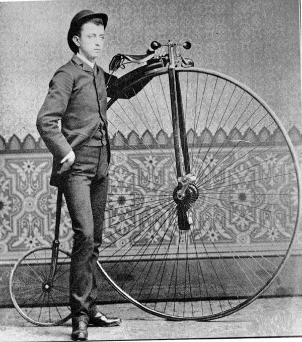 Bisiklete benzer araçların ilk olarak Fransa'da 18’inci yüzyılın sonlarına doğru ortaya çıktığı görülüyor. O zamanlar iki tekerlekli bir oyuncak yapmayı düşünen Sivrac Kontu, bu oyuncak ile bisikletin temellerini atmış.