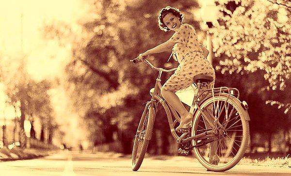 Belki bizim de çocukluğumuzdaki en mutlu anılarımızın bisikletin üstündeki anlar olmasının sebebi aynıdır. Çünkü bisiklete binmek özgür olmayı hissetmektir...