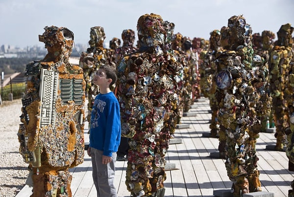 4. Немецкий художник HA Schult создает такие скульптуры размером с человека из использованных банок, электронного и прочего мусора