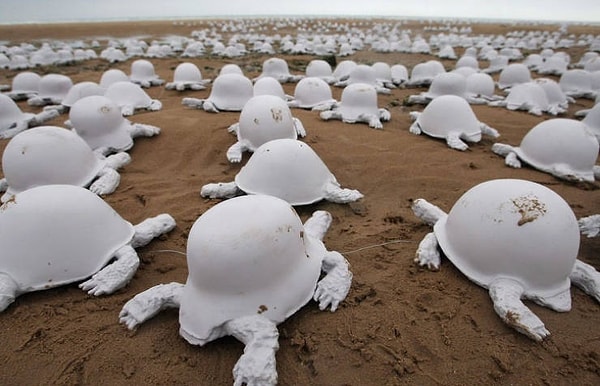 16. Французский художник Рашид Химун создал массовые скульптуры из 1000 слепков русских, немецких и американских боевых касок времен Второй мировой войны, которые одновременно представляют собой черепах