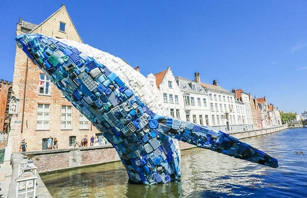 19. Этот выпрыгнувший из канала кит был изготовлен из различного мусора и установлен в Бельгии