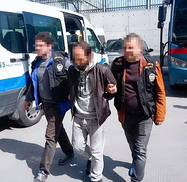 Metrobüsteki vatandaşlar tarafından yakalanan zanlı, Saadetdere metrobüs durağında polis ekipleri tarafından gözaltına alındı.