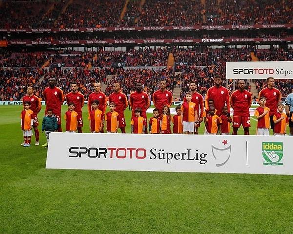 Galatasaray, 59 puanla Başakşehir'in hemen arkasında.