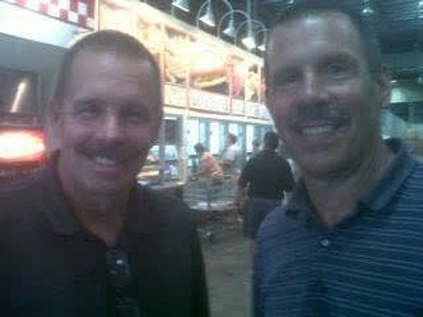 4. «Это мой папа со своим двойником. Мои дочери даже показали не того «дедушку», когда увидели фото! 🤣»