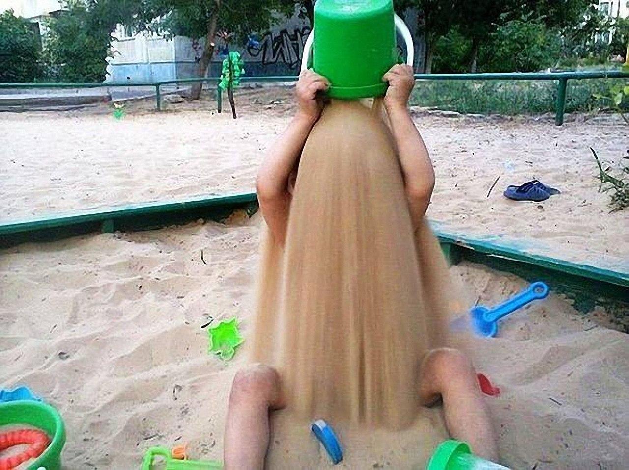 Ребенок обсыпается песком