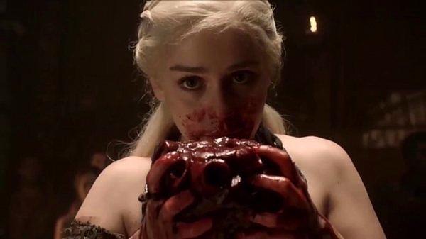 1. Kanlı bir sahnenin ardından, Emilia Clarke vücudundaki sahte kan kuruyunca klozete yapışıp kalmış.