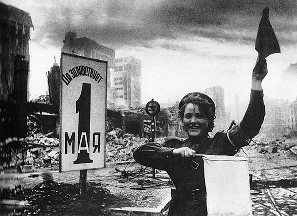 23. Мария Шальнева - регулировщица. Евгений Халдей, Берлин, 1945 год.