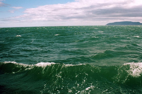 9. Какое море находится между Сахалином и Камчаткой?