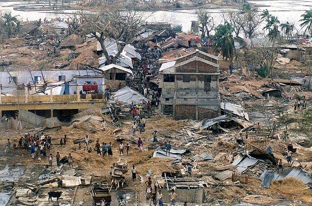 1991 - Bangladeş'te meydana gelen kasırga, en az 138.000 kişinin ölümüne ve 10 milyon kişinin evsiz kalmasına neden oldu.