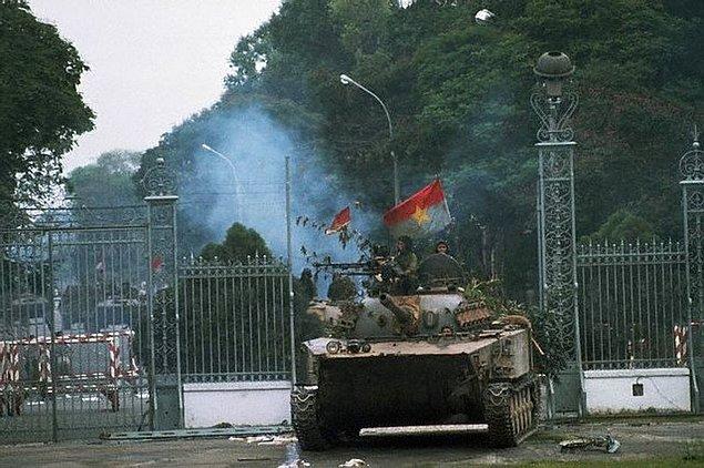 1975 - Kuzey Vietnam birlikleri, Saygon'daki Bağımsızlık Sarayı'na girerek Vietnam Savaşı'nı bitirdi.