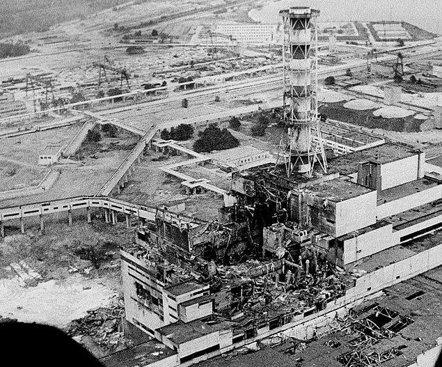 1986 - Çernobil reaktör kazası sonucu meydana gelen nükleer kaza sonrasında atmosfere büyük miktarda fisyon ürünleri salındığı tüm dünya tarafından öğrenildi.