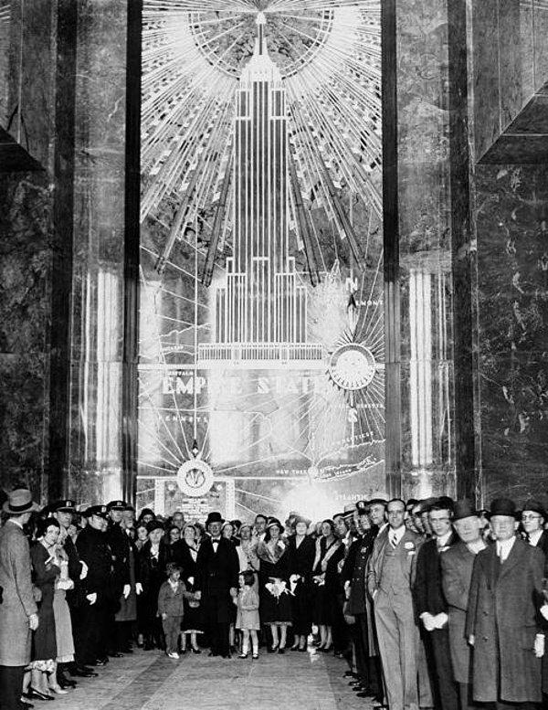 1931 - New York'taki Empire State Building hizmete girdi.
