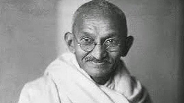 1930 - Mahatma Gandi, İngilizler tarafından tutuklandı.