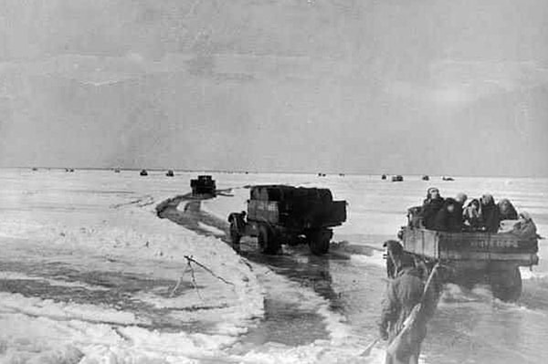 7. По какому озеру проходила "Дорога жизни", связывающая блокадный Ленинград со страной?