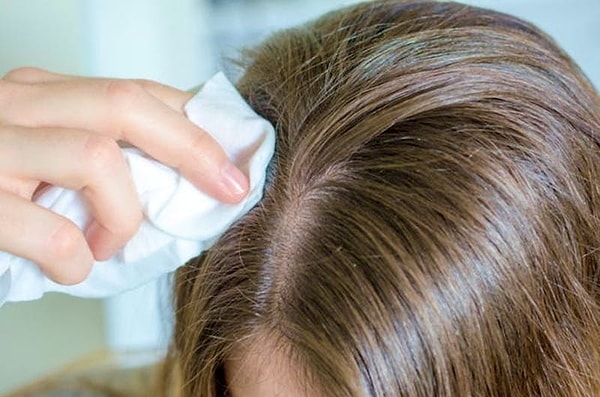 18. Оказывается, салфетки для младенцев помогают справиться с непослушными волосами.