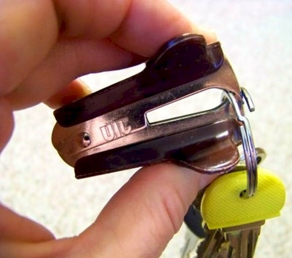 23. Больше не нужно ломать ногти, чтобы разжать кольцо на ключах. Просто используйте антистеплер.