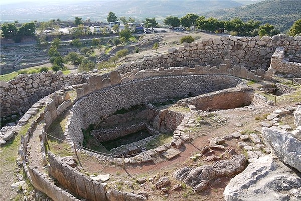 2. Какой античный город изображен на фото?