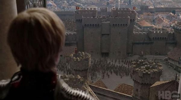 Fragmanın ilk sahnesinde Cersei kendini beğenmiş bir tavırla Golden Company'yi izliyor.