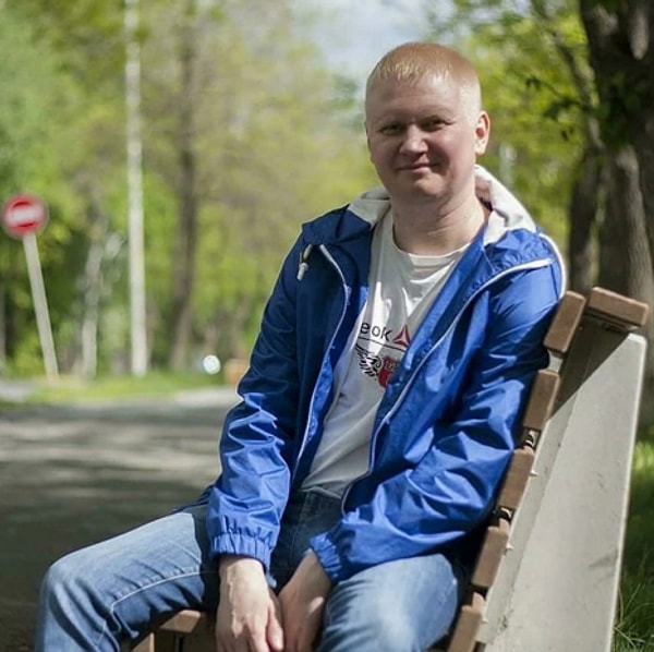 1. Знакомьтесь, это и есть наш герой с золотым сердцем - 33-летний Антон Савчук, который не смог остаться равнодушным к тому, в каких условиях, к сожалению, живут многие ветераны войны.