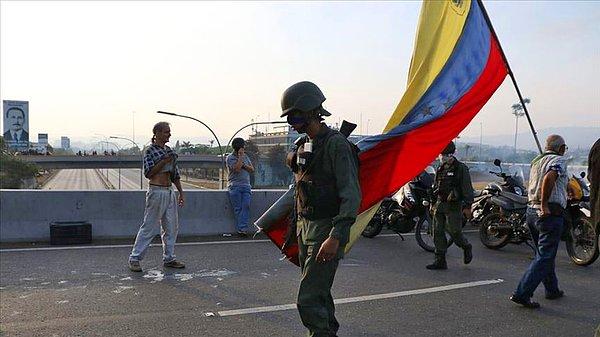 Başkent Caracas'ta, bazı askeri birliklerin yolları kestiği belirtildi.