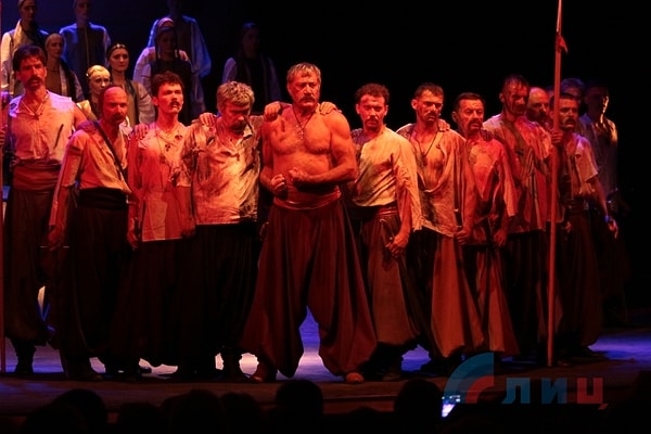 3. А это сцена из спектакля по произведению...