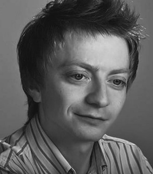 Сейчас он играет в театре и иногда снимается в небольших ролях.