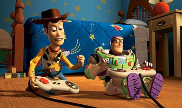 2. Toy Story(Oyuncak Hikayesi)'de Woody Buzz'ı camdan dışarı fırlatması ve bir ahmağa dönüşmesi...