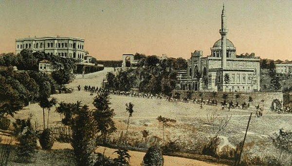 5. II. Abdülhamid'in 1876 yılında yaptırdığı Yıldız Sarayı'yla birlikte Dolmabahçe Sarayı da önemini kaybetti. Saltanatın kaldırılmasına dek padişahın haremi Yıldız Sarayı'ndaydı.