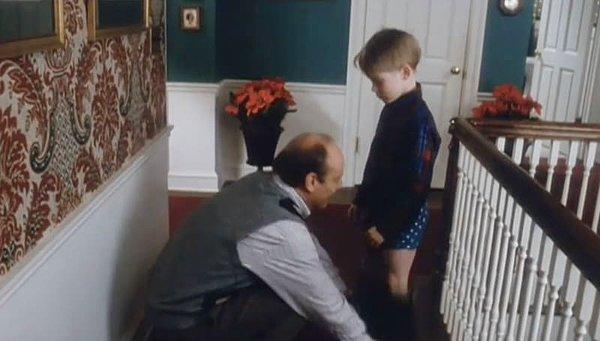 15. Home Alone (Evde Tek Başına) filminde amcasının şaka manasında da olsa Kevın'ın pantolonunu indirmesi: