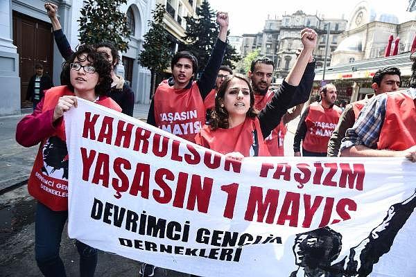 12:50 | Sıraselviler'den Taksim Meydanı'na çıkmak isteyen Devrimci Gençlik Dernekleri'nin 14 üyesi gözlatına alındı.