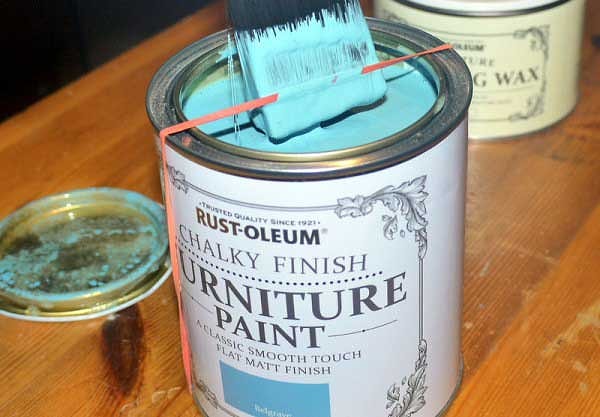 9. В следующий раз во время ремонта, чтобы избежать грязи, наденьте резинку на банку с краской.