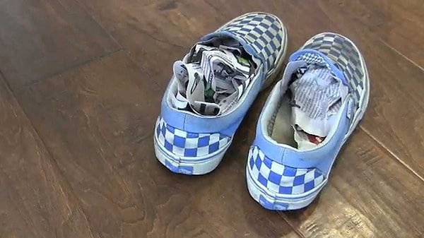 12. Если вы один из тех, у кого проблемы с запахом от обуви, используйте простой лайфхак: кладите внутрь газету - она удалит лишнюю влагу и неприятный запах.