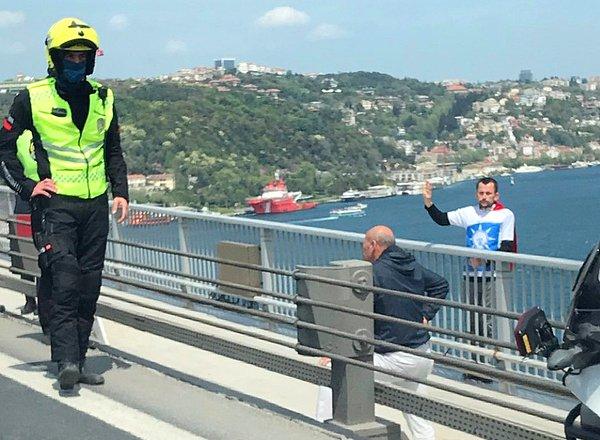 13.00 sıralarında bir genç 15 Temmuz Şehitler Köprüsü'nde korkuluklarına çıktı ve intihar girişiminde bulundu.