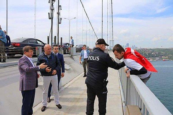 O sırada köprüden geçmekte olan Davutoğlu, konvoyunu durdurdu...