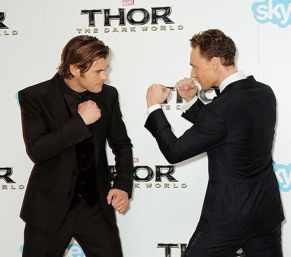6. Том Хиддлстон и Крис Хемсворт по-дружески перенесли вражду своих героев на ковровую дорожку