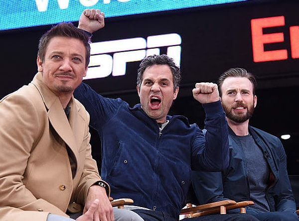 22. Марк Руффало выкидывает приемчик в стиле Халка и, судя по реакции Криса, он уже видел его раз 500!