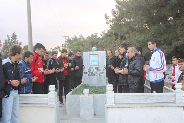 Denizlispor'un genç futbolcusu Doğan Seyfi Atlı, Aralık 2001'de Aydın'dan Denizli yönüne seyir halindeyken yaptığı kaza sonrası hayata gözlerini yumdu.