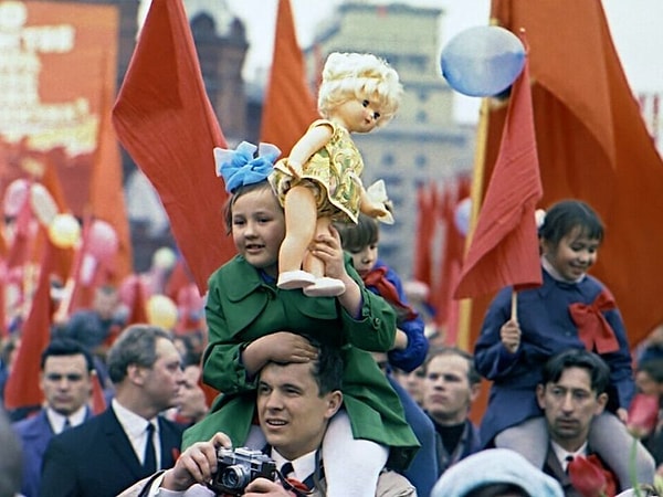 22. В 1970-х на парады ходили все семьёй 📎