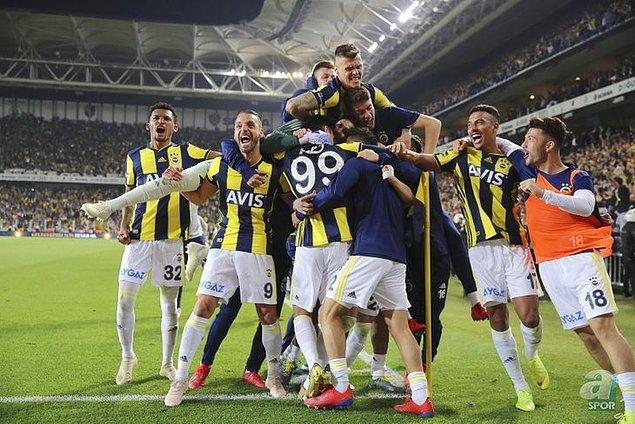 Tarihinin en kötü sezonunu geçiren Fenerbahçe, 30 hafta sonunda 34 puanla düşme hattının yalnızca 4 puan üzerinde 14.sırada.