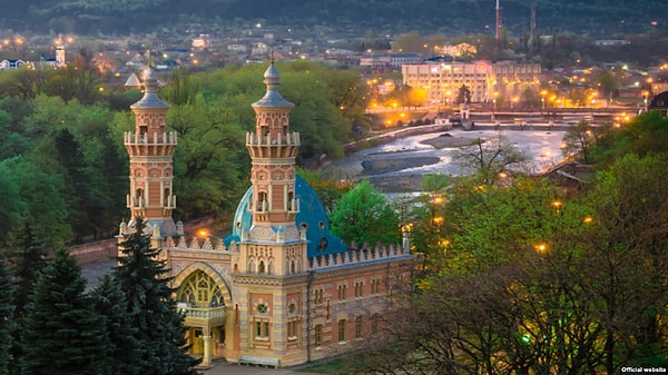 12. И меньше всего счастливых людей живут во Владикавказе: лишь 63% его жителей считают, что у них нет поводов унывать.