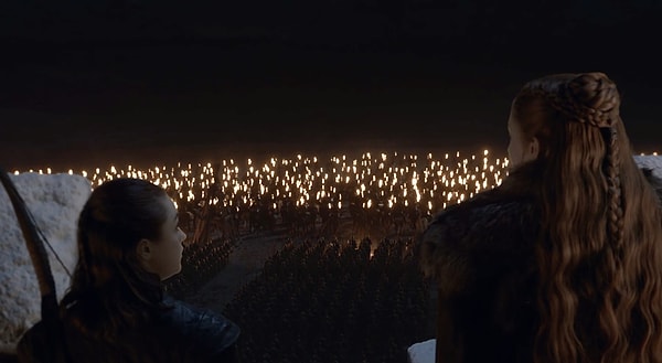 6. Арья и Санса за спинами дотракийцев, которые встретят свою смерть через одно мгновение