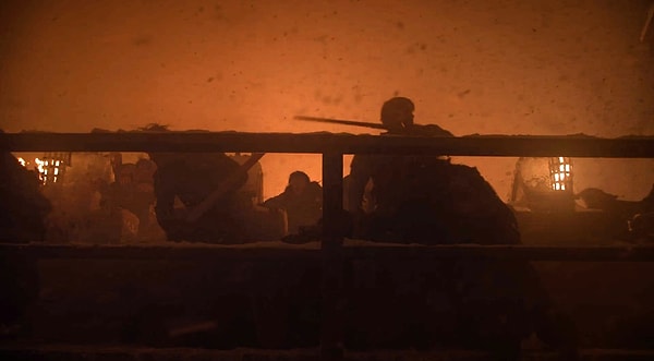 11. Джейме и Брианна сражаются на стене замка спиной к спине!