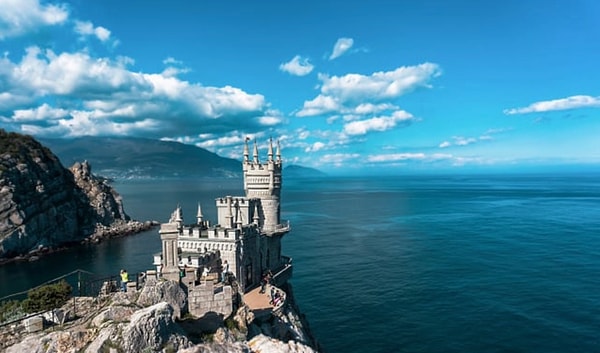 6. Теперь скажите, где находится этот прекрасный замок на краю обрыва?