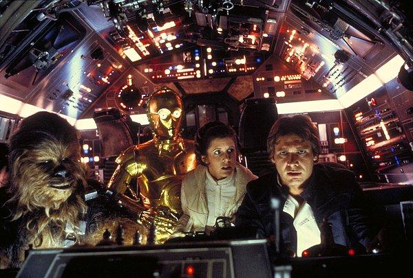 Canlandırdığı efsane Wookiee savaşçı, Han Solo'nun gemisi Millenium Falcon'da yardımcı pilottu.