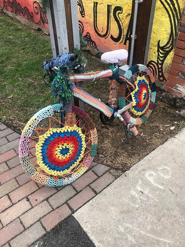 10. "Моя заботливая бабушка связала зимние шины для моего велосипеда"