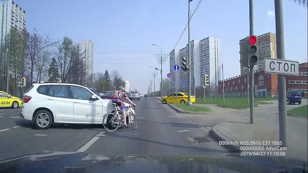 Kırmızı Işıkta Geçmenin Cezasını Ağır Ödeyen Bisikletli