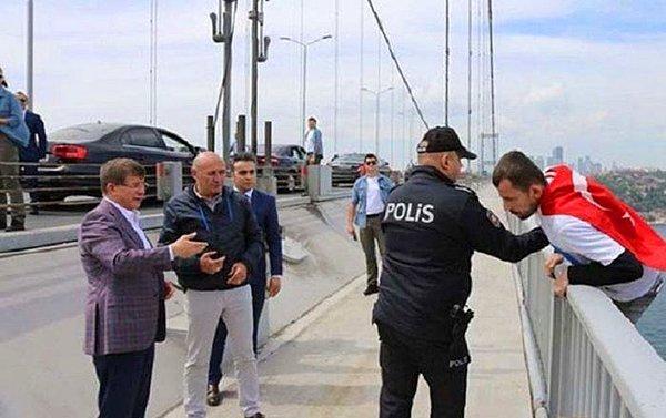 Öte yandan Davutoğlu'nun, köprüde intihar girişiminde bulunan bir vatandaşı ikna etmesi de 'kurgu' tartışmasını başlatmış ve 'yeni parti' iddialarını güçlendirmişti.