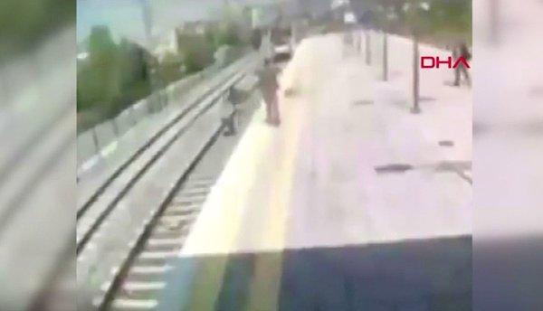 Geçen hafta yaşanan olayda, Küçükçekmece Musafa Kemal Tren İstasyonu'nda, bir kişi son anda rayların üzerine atladı.