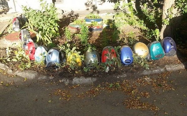 19. Нет, конечно, все мы видели лебедей из шин, но это какой-то совершенно новый уровень оформления газона