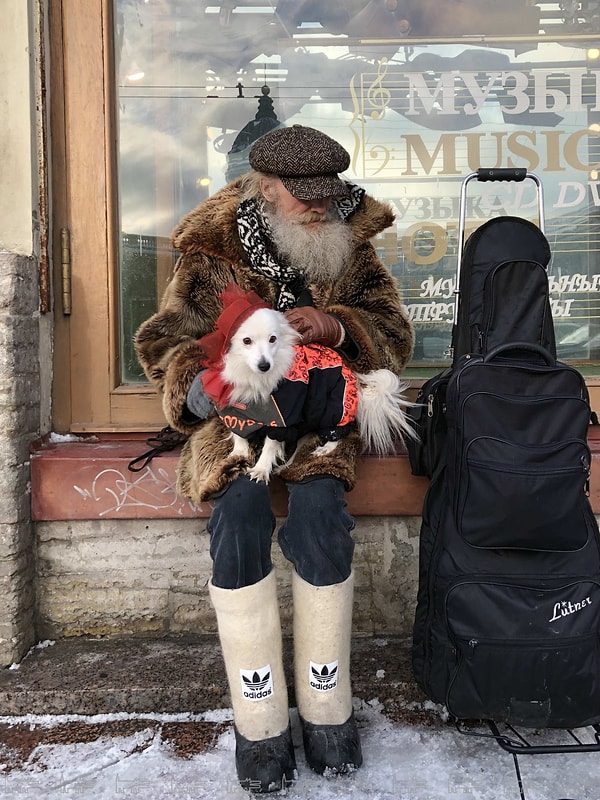 23. Дедушка-хайпбист. Правильно, нужно быть в моде при любой погоде